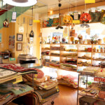 1階ではクッションやカーペット等の小物も取り扱っております。