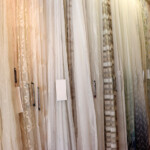 レース生地の実物大展示も多数。お気に入りの生地がきっと見つかります。