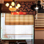 ゆっくり降りる機能のドレープ&レースのダブルシェードはインテリア・ヒロ発案の商品です。